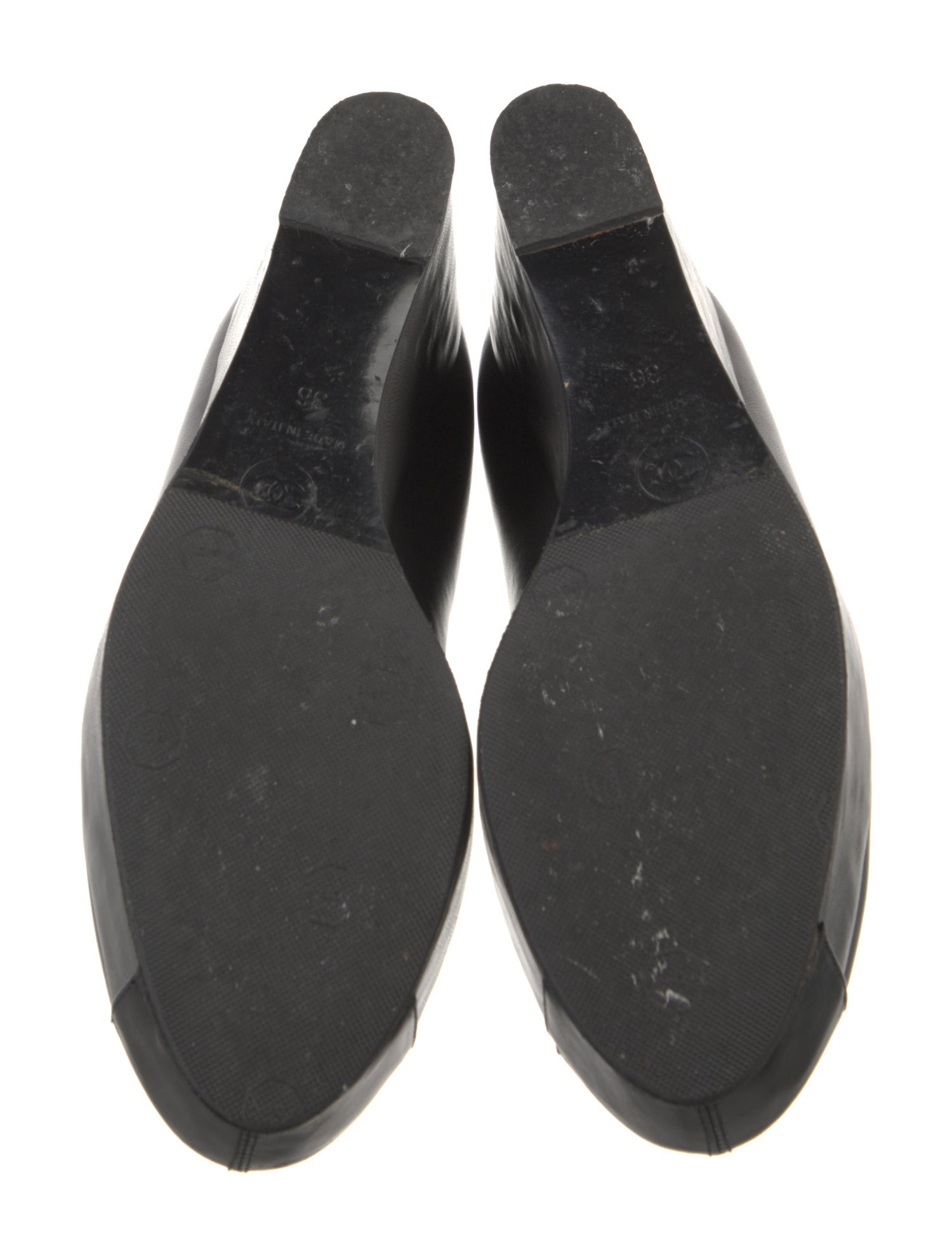 Chanel Interlocking CC Logo Leather Pumps